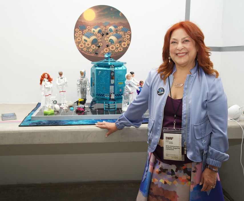 Andreina Fuentes Angarita, artista y fundadora de Arts Connection Foundation, posa junto a su obra en el espacio interactivo Solaris.&nbsp;