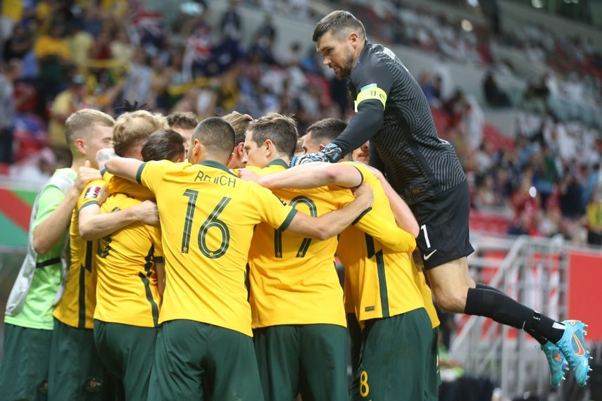 La selección de Australia al momento de celebrar el pase al Mundial de Catar 2022 tras superar en el repechaje a Perú