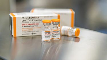 Vacuna aprobada contra el COVID-19 del fabricante farmacéutico Pfizer.