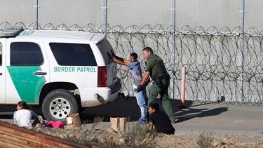 &nbsp; Hondure&ntilde;os que solicitan asilo son detenidos por agentes de la Patrulla Fronteriza despu&eacute;s de que el grupo cruz&oacute; el muro estadounidense e ingres&oacute; a San Diego. Fotograf&iacute;a de archivo del 15 de diciembre de 2018, tomada desde la ciudad mexicana de Tijuana.