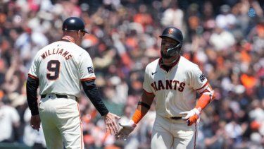 El venezolano Luis Matos, de los Gigantes de San Francisco, recibe la felicitación del coach de la antesala Matt Williams, tras conectar un jonrón de tres carreras ante los Rockies de Colorado, el sábado 18 de mayo de 2024&nbsp;