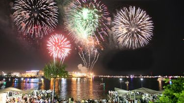La bahía de Biscayne presenciará como cada año el espectáculo de fuegos artificiales. (J.HDEZ). 