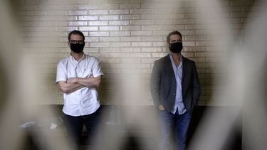 Luis Enrique Martinelli Linares, a la izquierda, y Ricardo Martinelli Linares, hijos del expresidente de Panamá, Ricardo Martinelli, esperan en una celda en Ciudad de Guatemala el 7 de julio del 2020