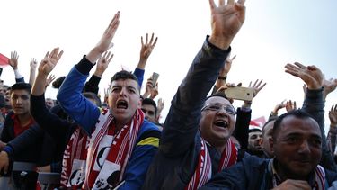 Simpatizantes del presidente turco, Recep Tayyip Erdogan, se concentran este 17 de abril de 2017 en el Palacio Presidencial de Ankara,&nbsp;tras la victoria del referéndum que Erdogan ganó por una estrecha ventaja del voto sí.