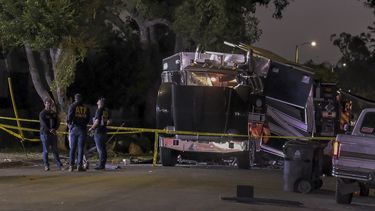 Los restos de un remolque blindado del Departamento de Policía de Los Ángeles se ven tras la explosión de material pirotécnico la noche del miércoles 30 de junio de 2021. Un alijo de fuegos artificiales ilegales confiscados en el sur de Los Ángeles estallaron dentro de un vehículo de contención, causando daños en viviendas y autos y dejando varios heridos, según las autoridades.&nbsp;