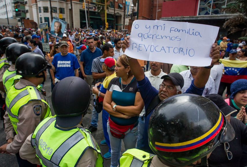 Manifestantes venezolanos piden el revocatorio en contra de Maduro.