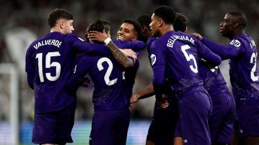 Rodrygo (tercero a la izquierda) celebra tras marcar el primer gol del partido para el Real Madrid ante el Athletic Bilbao en la Liga española, el domingo 31 de marzo de 2024, en Madrid.