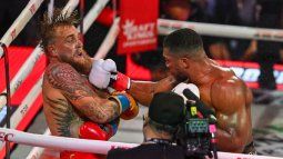 El boxeador e influencer estadounidense Jake Paul (izq.) se enfrenta al boxeador británico Anthony Joshua en un combate de peso pesado en el Kaseya Center de Miami, Florida, el 19 de diciembre de 2025. El boxeador e influencer estadounidense Jake Paul (izq.) se enfrenta al boxeador británico Anthony Joshua en un combate de peso pesado en el Kaseya Center de Miami, Florida, el 19 de diciembre de 2025.