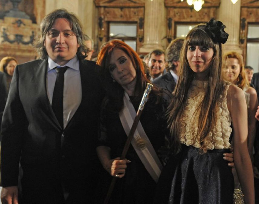 La expresidenta Cristina Fernández y sus hijos, Máximo y Florencia Kirchner.