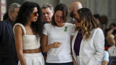 Brasileños como la chef Bela Gil, la directora de cine Dandara Ferreira y Rosangela Janja da Silva, esposa del presidente electo de Brasil, Luiz Inacio Lula da Silva, lloran junto al ataúd de la cantante brasileña Gal Costa durante su velorio en la Asamblea Legislativa de Sao Paulo, Brasil, el 11 de noviembre de 2022.
