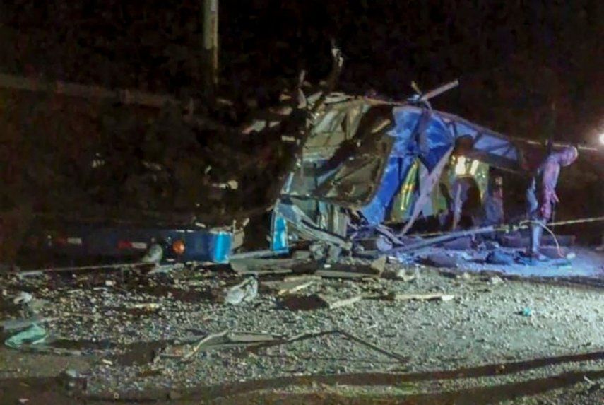 Esta foto publicada por los Bomberos de Panamá Chiriquí muestra las secuelas de un autobús que transportaba personas migrantes que se estrelló en Gualaca, Panamá, el 15 de febrero de 2023.