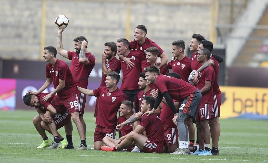 Los jugadores de River Plate de Argentina posan para fotos en la cancha del estadio Monumental de Lima, el viernes 22 de noviembre de 2019.