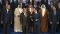 El presidente de Egipto, Abdul Fatá El Sisi, en el centro a la derecha, junto al secretario general de Naciones Unidas, António Guterres, en el centro a la izquierda, se marchan tras una foto de grupo en la cumbre climática COP27 de la ONU en Sharm el Sheij, Egipto, el lunes 7 de noviembre de 2022. 