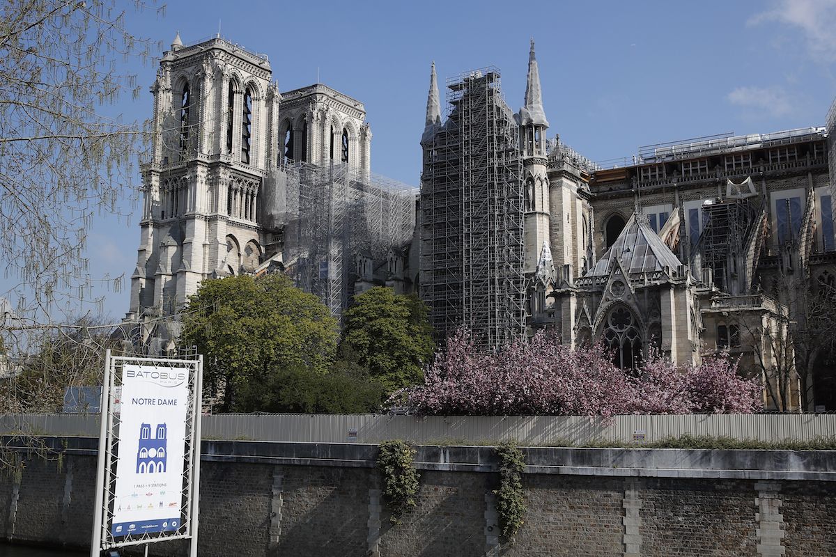 Fotografía de archivo del 15 de abril de 2021 de la catedral de Notre Dame envuelta en andamios, en París. Fotografía de archivo del 15 de abril de 2021 de la catedral de Notre Dame envuelta en andamios, en París.