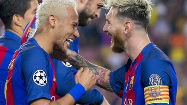 Neymar (izquierda) reconoció que ha conversado con Messi (derecha) y Luis Suárez mantenerse juntos en el Barcelona por la amistad que los une&nbsp;