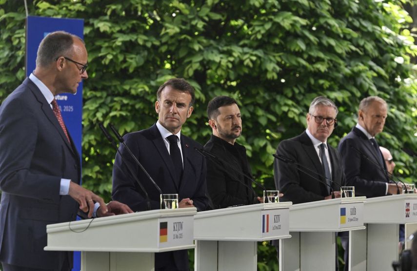 (De izquierda a derecha) El canciller alemán Friedrich Merz, el presidente francés Emmanuel Macron, el presidente ucraniano Volodymyr Zelensky, el primer ministro británico Keir Starmer y el primer ministro polaco Donald Tusk ofrecen una conferencia de prensa conjunta tras su reunión en la capital ucraniana, Kiev, el 10 de mayo de 2025, en medio de la invasión rusa a Ucrania.