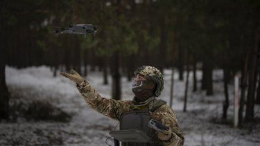 Un militar ucraniano recibe un dron durante una exhibición cerca de la frontera con Bielorrusia, Ucrania, el miércoles 1 de febrero de 2023.