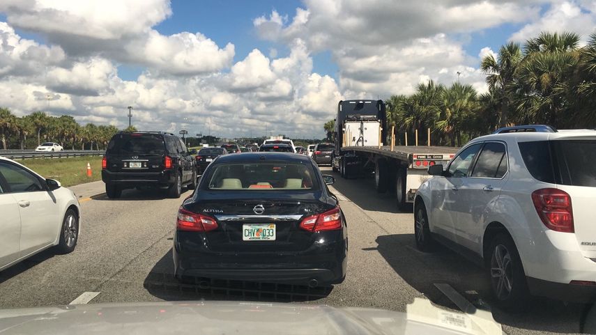 Fuerte congestionamiento en la autopista Floridas Turnpike desde Miami hacia Orlando. 