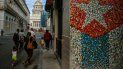 Personas caminan en una calle de La Habana, Cuba.