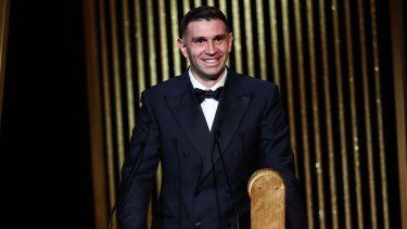 El portero de Argentina, Emiliano Dibu Martínez, recibe el Trofeo Yashin al mejor portero durante la ceremonia de entrega del Balón de Oro 2024 de France Football en el Teatro du Chatelet en París el 28 de octubre de 2024.&nbsp;