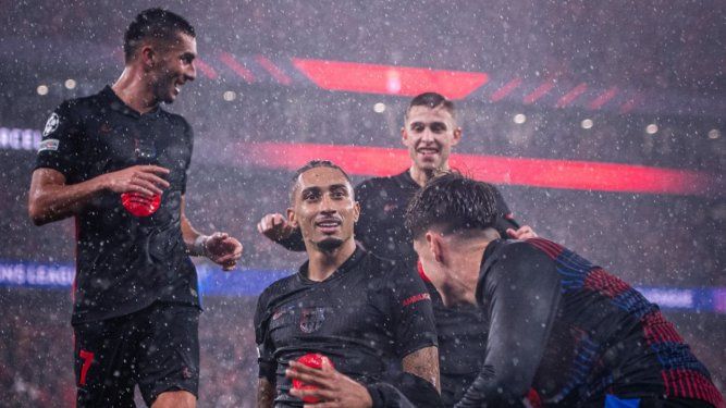 Jugadores del Barcelona celebran con Raphinha al anotar el gol del triunfo en la Champions League ante el Benfica