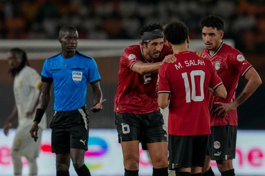 El delantero de Egipto Mohamed Salah (10) conversa con sus compañeros tras contraer una lesión durante el partido frente a Ghana por el grupo B de la Copa Africana de Naciones, en Abiyán, Costa de Marfil, el jueves 18 de enero de 2024.&nbsp;