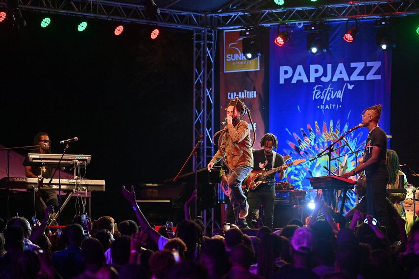 El músico haitiano Jah Nesta actúa durante el festival internacional de jazz (Papjazz) en Puerto Príncipe, Haití, el 27 de enero de 2024.