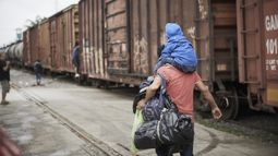 Un padre y un hijo migrantes en M&eacute;xico&nbsp;