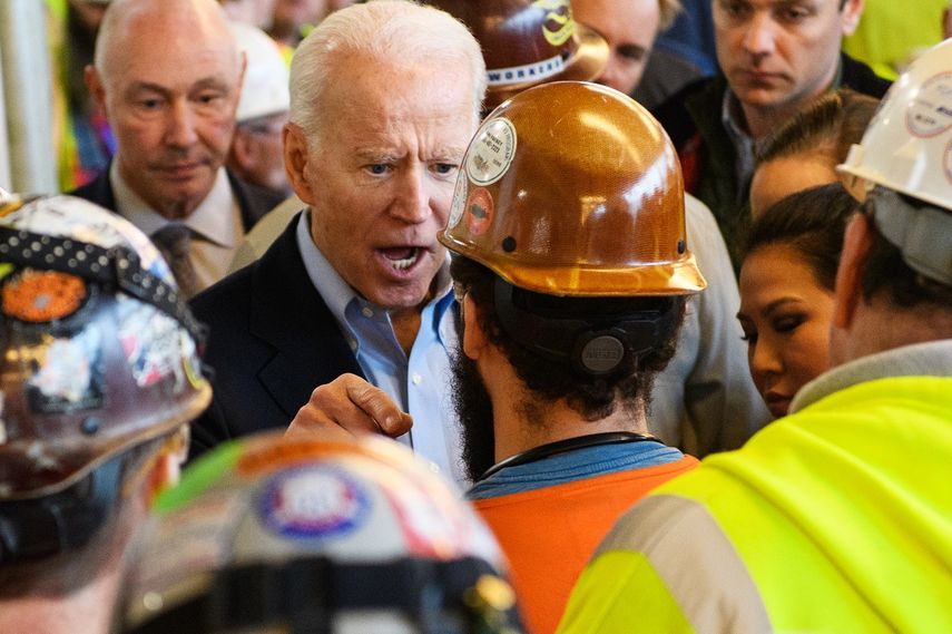 &nbsp;Joe Biden, precandidato presidencial dem&oacute;crata discute con un obrero durante un mit&iacute;n en la planta Fiat Chrysler en Detroit, Michigan el 10 de marzo, 2020.