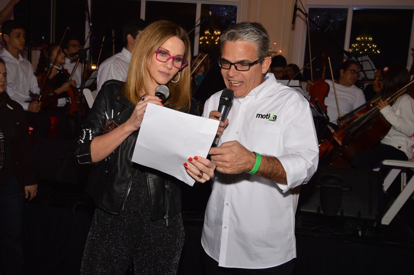 Las estrellas de la televisión Camila Canabal y Nelson Bustamante.