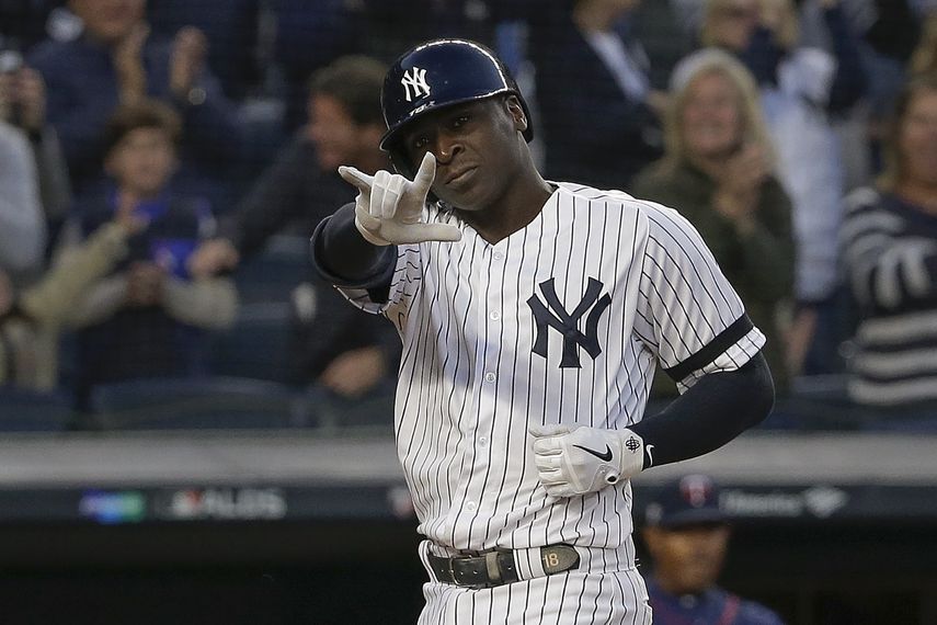 Didi Gregorius de los Yanquis de Nueva York gesticula al cruzar el plato tras batear un grand slam ante los Mellizos de Minnesota en el tercer inning del segundo juego de la Serie Divisional de la Liga Americana, el s&aacute;bado 5 de octubre de 2019, en Nueva York.&nbsp;