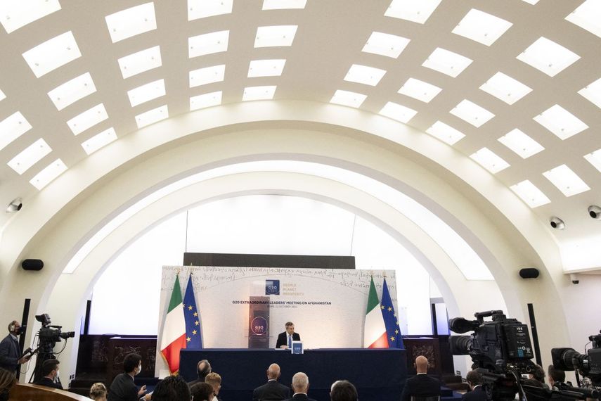 El primer ministro de Italia, Mario Draghi, habla durante una conferencia de prensa luego de una cumbre virtual del G20 centrada en Afganistán, en Roma, el 12 de octubre de 2021.
