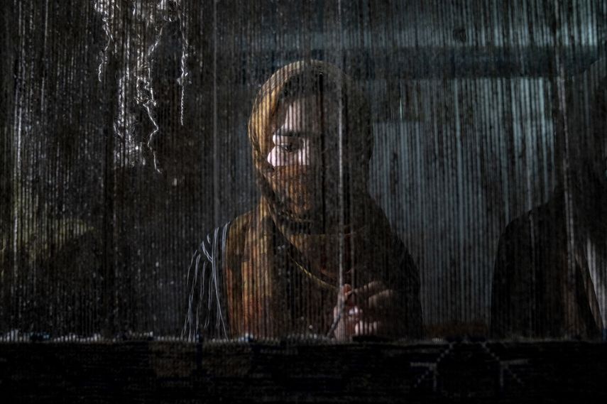 Una mujer afgana teja una alfombra en un fábrica tradicional en Kabul, Afganistán, el 6 de marzo de 2023.&nbsp;