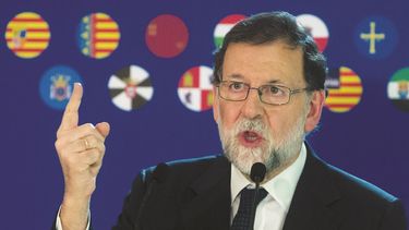 El presidente del Gobierno español, Mariano Rajoy, exhorta a los residentes de Cataluña a votar por la unidad de España, durante un acto político en Barcelona. 