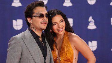 El cantautor mexicano Christian Nodal y la cantante mexico-estadounidense Ángela Aguilar asistien a la 26.ª edición de los Premios Latin Grammy en el MGM Grand Garden Arena de Las Vegas, Nevada, el 13 de noviembre de 2025.&nbsp;