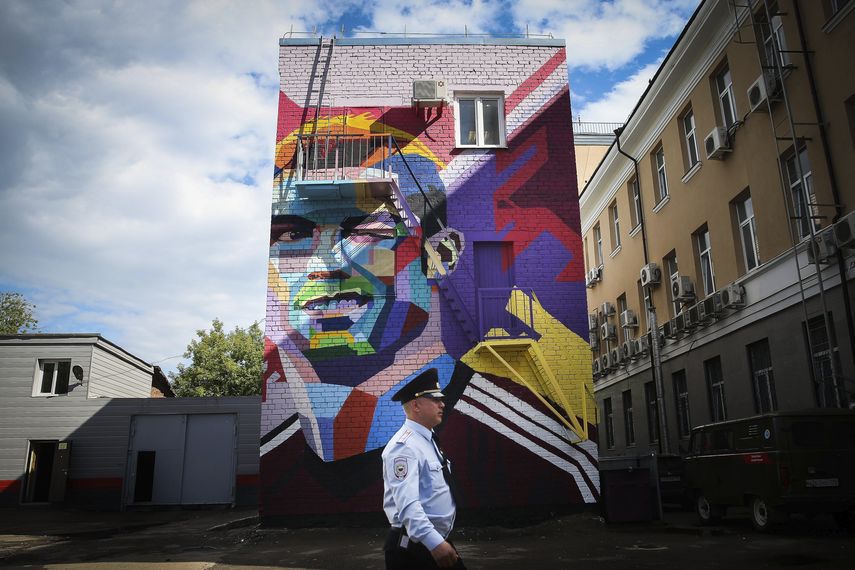 El graffiti del delantero de la selección portuguesa Cristiano Ronaldo en la fachada de un edificio en Kazan (Rusia.&nbsp;