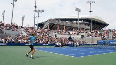 El alemán Alexander Zverev devuelve ante el australiano Aleksandar Vukic en la primera ronda del US Open, el martes 29 de agosto de 2023, en Nueva York.&nbsp;