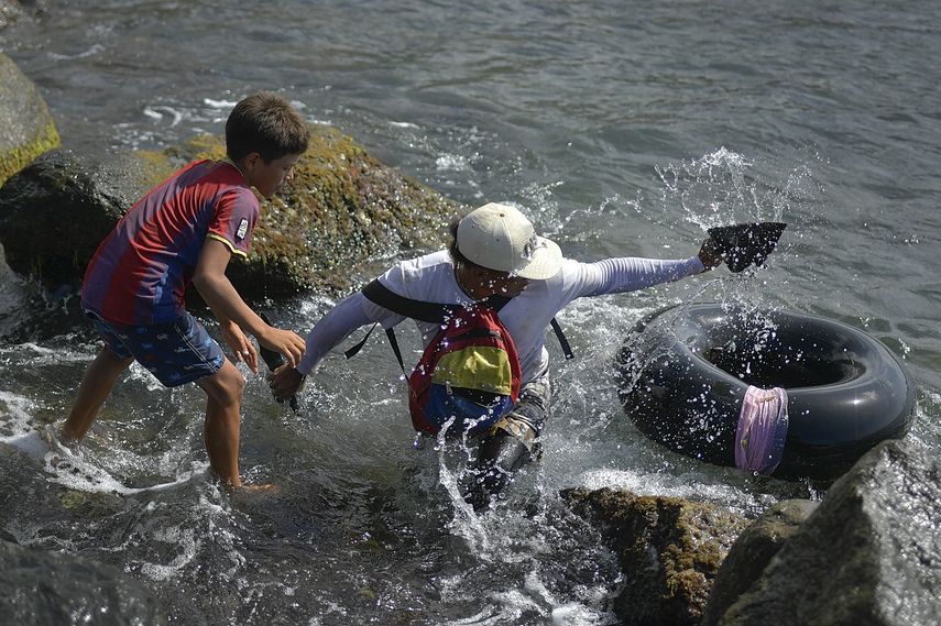 Jonny G&oacute;mez, un alba&ntilde;il de oficio y 22 a&ntilde;os de edad, regresa a la costa despu&eacute;s de pasar un d&iacute;a pescando en mar abierto en su&nbsp;inflable de neum&aacute;tico, en Playa Escondida, en La Guaira, Venezuela, el viernes 14 de agosto de 2020.&nbsp;