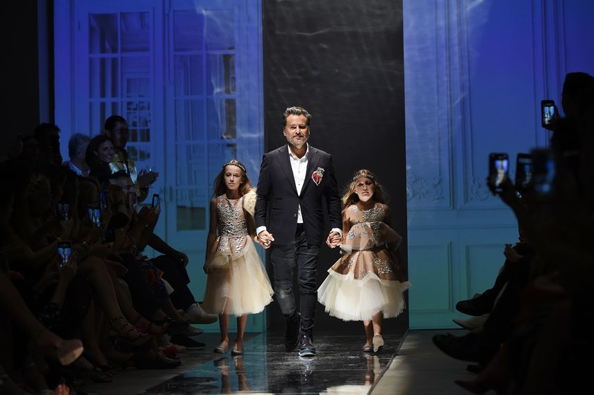 Oscar Carballo despide su desfile, junto a dos modelos, en Miami Fashion Week.&nbsp;