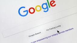 Un cursor se mueve por encima del buscador de Google en Portland, Oregon, el 28 de agosto de 2018. Google publicó lo más buscado del año el 11 de diciembre de 2023.&nbsp;