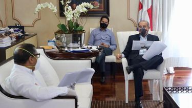 El presidente Danilo Medina recibe del Ministro de Medio Ambiente en Rep&uacute;blica Dominicana un informe pormenorizado sobre el incendio del vertedero de Duquesa donde trabajan m&aacute;s de 200 personas de diferentes instituciones del estado.