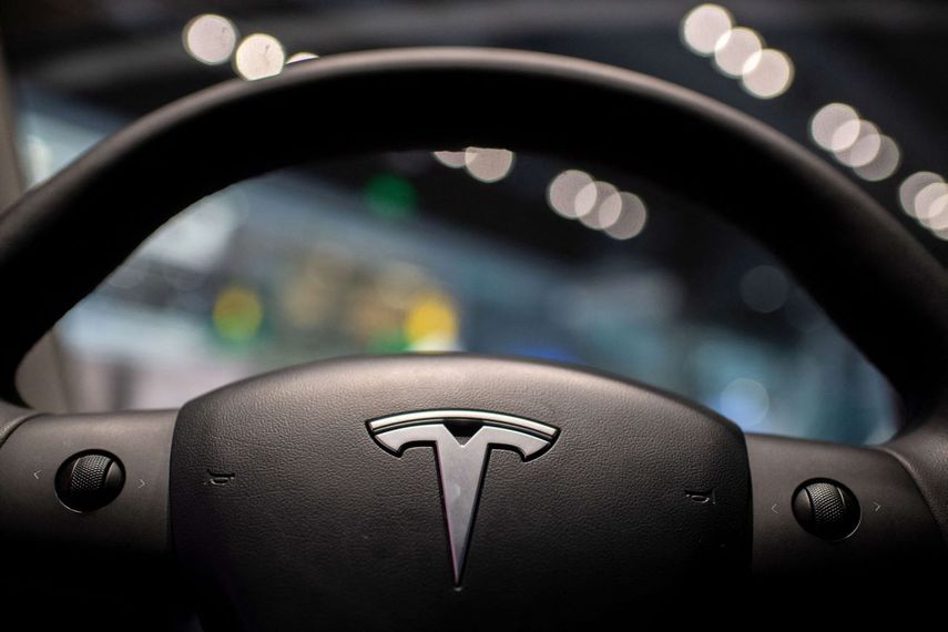 Logo de Tesla en el timón de uno de sus autos eléctricos.
