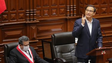 En esta fotografía de folleto tomada el 18 de septiembre de 2020 y difundida por la Presidencia peruana, el presidente Martín Vizcarra (derecha) se encuentra junto al presidente del Congreso, Manuel Marino, mientras presenta una declaración en el Congreso en Lima, donde enfrenta un juicio político. por supuestamente instar a dos funcionarios del gobierno a mentir sobre un contrato cuestionado con un cantante.