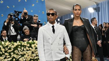 El cantautor estadounidense Pharrell Williams, director creativo de Louis Vuitton, y su esposa, la diseñadora de moda Helen Lasichanh, llegan a la Gala del Met 2025 en el Museo Metropolitano de Arte el 5 de mayo de 2025 en Nueva York.
