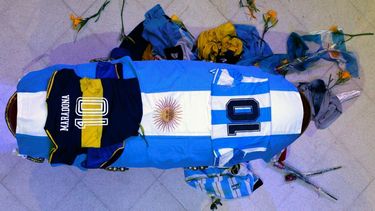 En esta foto del 26 de noviembre de 2020, suministrada por la presidencia de Argentina, el féretro con el cuerpo de Diego Maradona yace dentro del palacio presidencial en Buenos Aires.&nbsp;