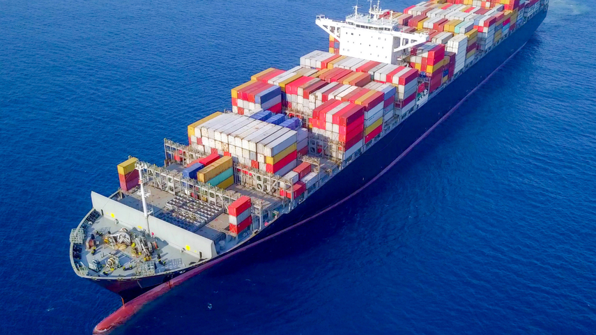 Barco carguero con contenedores.