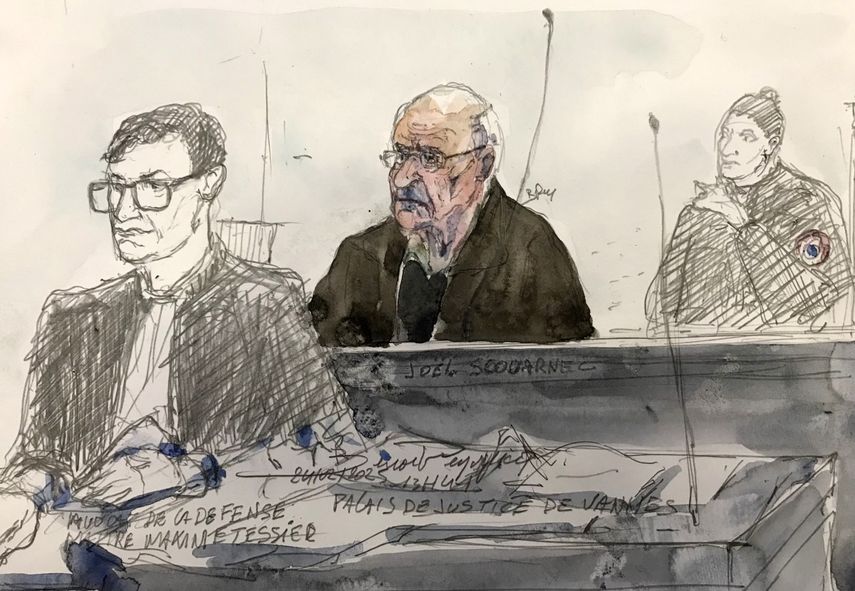 Este boceto judicial creado el 24 de febrero de 2025 muestra al cirujano retirado Joel Le Scouarnec (centro) junto a su abogado Maxime Tessier (izq.) durante una audiencia el día de apertura de su juicio por agresión o violación a 299 pacientes en el Tribunal Penal de Vannes.