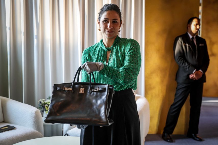 Morgane Halimi, directora global de bolsos y moda en Sothebys, sostiene el bolso de Hermès Birkin Voyageur, que perteneció a la cantante y actriz británica Jane Birkin, antes de una subasta en el marco de la Semana del Coleccionista de Abu Dabi de Sothebys, que se celebrará en Abu Dabi el 5 de diciembre de 2025. &nbsp;