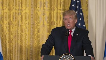 El presidente de Estados Unidos, Donald J. Trump (d), habla durante una conferencia de prensa conjunta con el presidente finlandés, Sauli Niinisto (i), luego de una reunión en la Oficina Oval hoy.
