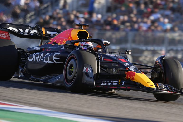 Max Verstappen con Red Bull toma una curva en la segunda sesión de práctica del Gran Premio de EEUU de la Fórmula 1 en el Circuito de las Américas, 21 de octubre de 2022 en Austin, Texas. ESPN y la F1 anuncian acuerdo de transmisión en el país.